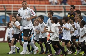Ronaldo entra em campo cercado de criancas durante a partida entre Corinthians x Portuguesa, válida pela 1ª rodada do Campeonato Paulista de 2011, realizada esta tarde no estádio do Pacaembu, São Paulo/Brasil