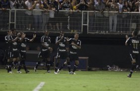 Apos o gol, jogadores cantam parabens a voce para o aniversariante Dentinho(d) durante a partida entre Bragantino/SP x Corinthians, vlida pela 2 rodada do Campeonato Paulista de 2011, realizada esta noite no estdio Nabi Abi Chedid, em Bragana Paulista, interior de So Paulo. Bragana Paulista/SP/Brasil