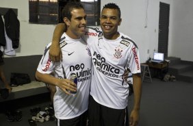 Bruno Cesar cumprimenta Dentinho que faz vinte e dois anos hoje nos vestirios antes da partida entre Bragantino/SP x Corinthians, vlida pela 2 rodada do Campeonato Paulista de 2011, realizada esta noite no estdio Nabi Abi Chedid, em Bragana Paulista, interior de So Paulo. Bragana Paulista/SP/Brasil