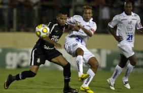 Dentinho e Nego durante a partida entre Bragantino/SP x Corinthians, vlida pela 2 rodada do Campeonato Paulista de 2011, realizada esta noite no estdio Nabi Abi Chedid, em Bragana Paulista, interior de So Paulo. Bragana Paulista/SP/Brasil