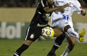 Dentinho e Nego durante a partida entre Bragantino/SP x Corinthians, vlida pela 2 rodada do Campeonato Paulista de 2011, realizada esta noite no estdio Nabi Abi Chedid, em Bragana Paulista, interior de So Paulo. Bragana Paulista/SP/Brasil