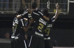 Dentinho jogado para o alto na comemorao do gol de empate do Corinthians durante a partida entre Bragantino/SP x Corinthians, vlida pela 2 rodada do Campeonato Paulista de 2011, realizada esta noite no estdio Nabi Abi Chedid, em Bragana Paulista, interior de So Paulo. Bragana Paulista/SP/Brasil
