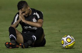 Dentinho reclama do juiz durante a partida entre Bragantino/SP x Corinthians, vlida pela 2 rodada do Campeonato Paulista de 2011, realizada esta noite no estdio Nabi Abi Chedid, em Bragana Paulista, interior de So Paulo. Bragana Paulista/SP/Brasil