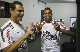Dentinho(d) que faz vinte e dois anos hoje, ensaia coreografia caso venha fazer um gol hoje, nos vestirios antes da partida entre Bragantino/SP x Corinthians, vlida pela 2 rodada do Campeonato Paulista de 2011, realizada esta noite no estdio Nabi Abi Chedid, em Bragana Paulista, interior de So Paulo. Bragana Paulista/SP/Brasil