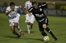 Eder Silva e Bruno Cesar durante a partida entre Bragantino/SP x Corinthians, vlida pela 2 rodada do Campeonato Paulista de 2011, realizada esta noite no estdio Nabi Abi Chedid, em Bragana Paulista, interior de So Paulo. Bragana Paulista/SP/Brasil