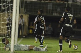 Jorge Henrique comemora seu gol com o goleiro Gilvan no chao durante a partida entre Bragantino/SP x Corinthians, vlida pela 2 rodada do Campeonato Paulista de 2011, realizada esta noite no estdio Nabi Abi Chedid, em Bragana Paulista, interior de So Paulo. Bragana Paulista/SP/Brasil