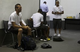 Leandro Castn e Roberto Carlos(d) nos vestirios antes da partida entre Bragantino/SP x Corinthians, vlida pela 2 rodada do Campeonato Paulista de 2011, realizada esta noite no estdio Nabi Abi Chedid, em Bragana Paulista, interior de So Paulo. Bragana Paulista/SP/Brasil