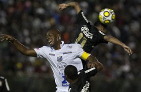 Marcos Aurelio e Dentinho durante a partida entre Bragantino/SP x Corinthians, vlida pela 2 rodada do Campeonato Paulista de 2011, realizada esta noite no estdio Nabi Abi Chedid, em Bragana Paulista, interior de So Paulo. Bragana Paulista/SP/Brasil