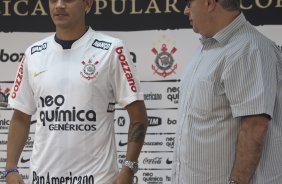 O diretor de futebol Roberto Andrade apresentou Fabio Santos como o mais novo contratado aps o treino de hoje a tarde no CT Joaquim Grava, no Parque Ecolgico do Tiete. O prximo jogo da equipe ser domingo, dia 23/01, contra o Noroeste/Bauru, vlida pela 3 rodada do Campeonato Paulista de 2011