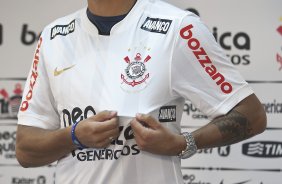 O diretor de futebol Roberto Andrade, apresentou Fabio Santos como o mais novo contratado, aps o treino de hoje a tarde no CT Joaquim Grava, no Parque Ecolgico do Tiete. O prximo jogo da equipe ser domingo, dia 23/01, contra o Noroeste/Bauru, vlida pela 3 rodada do Campeonato Paulista de 2011