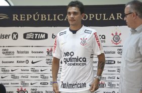 O diretor de futebol Roberto Andrade, apresentou Fabio Santos como o mais novo contratado, aps o treino de hoje a tarde no CT Joaquim Grava, no Parque Ecolgico do Tiete. O prximo jogo da equipe ser domingo, dia 23/01, contra o Noroeste/Bauru, vlida pela 3 rodada do Campeonato Paulista de 2011
