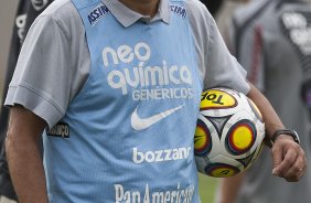 O tcnico Tite durante o treino de hoje a tarde no CT Joaquim Grava, no Parque Ecolgico do Tiete. O prximo jogo da equipe ser domingo, dia 23/01, contra o Noroeste/Bauru, vlida pela 3 rodada do Campeonato Paulista de 2011