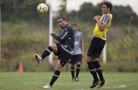 Ronaldo e Jo, recem promovido do time de juniores, durante o treino de hoje a tarde no CT Joaquim Grava, no Parque Ecolgico do Tiete. O prximo jogo da equipe ser domingo, dia 23/01, contra o Noroeste/Bauru, vlida pela 3 rodada do Campeonato Paulista de 2011