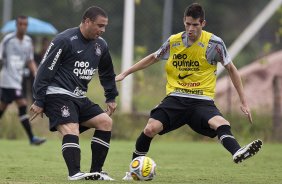 Ronaldo e Marcelo Oliveira durante o treino de hoje a tarde no CT Joaquim Grava, no Parque Ecolgico do Tiete. O prximo jogo da equipe ser domingo, dia 23/01, contra o Noroeste/Bauru, vlida pela 3 rodada do Campeonato Paulista de 2011