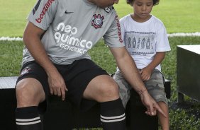 Ronaldo levou o seu filho Alex, 5 anos, cuja paternidade foi reconhecida pelo atacante recentemente, fruto de um relacionamento com a brasileira Michele Umezu, durante o treino de hoje a tarde no CT Joaquim Grava, no Parque Ecolgico do Tiete. O prximo jogo da equipe ser domingo, dia 23/01, contra o Noroeste/Bauru, vlida pela 3 rodada do Campeonato Paulista de 2011