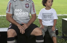 Ronaldo levou o seu filho Alex, 5 anos, cuja paternidade foi reconhecida pelo atacante recentemente, fruto de um relacionamento com a brasileira Michele Umezu, durante o treino de hoje a tarde no CT Joaquim Grava, no Parque Ecolgico do Tiete. O prximo jogo da equipe ser domingo, dia 23/01, contra o Noroeste/Bauru, vlida pela 3 rodada do Campeonato Paulista de 2011