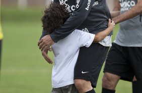 Ronaldo levou o seu filho Alex, 5 anos, cuja paternidade foi reconhecida pelo atacante recentemente, fruto de um relacionamento com a brasileira Michele Umezu, durante o treino de hoje a tarde no CT Joaquim Grava, no Parque Ecolgico do Tiete. O prximo jogo da equipe ser domingo, dia 23/01, contra o Noroeste/Bauru, vlida pela 3 rodada do Campeonato Paulista de 2011