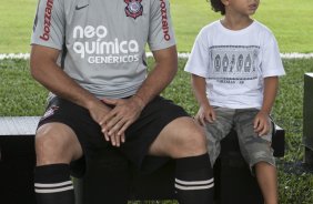 Ronaldo levou o seu filho Alex, 5 anos, cuja paternidade foi reconhecida pelo atacante recentemente, fruto de um relacionamento com a brasileira Michele Umezu, durante o treino de hoje a tarde no CT Joaquim Grava, no Parque Ecolgico do Tiete. O prximo jogo da equipe ser domingo, dia 23/01, contra o Noroeste/Bauru, vlida pela 3 rodada do Campeonato Paulista de 2011