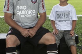 Ronaldo levou o seu filho Alex, 5 anos, cuja paternidade foi reconhecida pelo atacante recentemente, fruto de um relacionamento com a brasileira Michele Umezu, durante o treino de hoje a tarde no CT Joaquim Grava, no Parque Ecolgico do Tiete. O prximo jogo da equipe ser domingo, dia 23/01, contra o Noroeste/Bauru, vlida pela 3 rodada do Campeonato Paulista de 2011