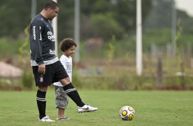 Ronaldo levou o seu filho Alex, 5 anos, cuja paternidade foi reconhecida pelo atacante recentemente, fruto de um relacionamento com a brasileira Michele Umezu, durante o treino de hoje a tarde no CT Joaquim Grava, no Parque Ecolgico do Tiete. O prximo jogo da equipe ser domingo, dia 23/01, contra o Noroeste/Bauru, vlida pela 3 rodada do Campeonato Paulista de 2011