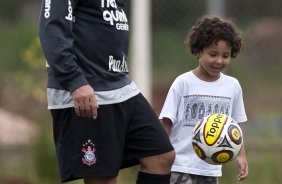 Ronaldo levou o seu filho Alex, 5 anos, cuja paternidade foi reconhecida pelo atacante recentemente, fruto de um relacionamento com a brasileira Michele Umezu, durante o treino de hoje a tarde no CT Joaquim Grava, no Parque Ecolgico do Tiete. O prximo jogo da equipe ser domingo, dia 23/01, contra o Noroeste/Bauru, vlida pela 3 rodada do Campeonato Paulista de 2011