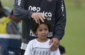 Ronaldo levou o seu filho Alex, 5 anos, cuja paternidade foi reconhecida pelo atacante recentemente, fruto de um relacionamento com a brasileira Michele Umezu, durante o treino de hoje a tarde no CT Joaquim Grava, no Parque Ecolgico do Tiete. O prximo jogo da equipe ser domingo, dia 23/01, contra o Noroeste/Bauru, vlida pela 3 rodada do Campeonato Paulista de 2011