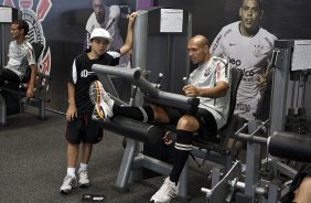 Edno ao lado do filho Marcos Vinicius durante o treino de hoje a tarde no CT Joaquim Grava, no Parque Ecolgico do Tiete. O prximo jogo da equipe ser domingo, dia 23/01, contra o Noroeste/Bauru, vlida pela 3 rodada do Campeonato Paulista de 2011