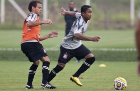 Morais e Jorge Henerique durante o treino de hoje a tarde no CT Joaquim Grava, no Parque Ecolgico do Tiete. O prximo jogo da equipe ser domingo, dia 23/01, contra o Noroeste/Bauru, vlida pela 3 rodada do Campeonato Paulista de 2011