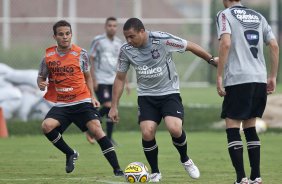 Morais e Ronaldo durante o treino de hoje a tarde no CT Joaquim Grava, no Parque Ecolgico do Tiete. O prximo jogo da equipe ser domingo, dia 23/01, contra o Noroeste/Bauru, vlida pela 3 rodada do Campeonato Paulista de 2011