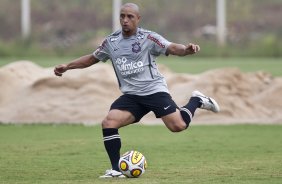 Roberto Carlos durante o treino de hoje a tarde no CT Joaquim Grava, no Parque Ecolgico do Tiete. O prximo jogo da equipe ser domingo, dia 23/01, contra o Noroeste/Bauru, vlida pela 3 rodada do Campeonato Paulista de 2011