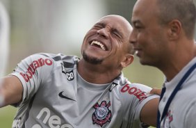 Roberto Carlos fazendo alongamento ao lado do preparador fsico Eduardo Silva durante o treino de hoje a tarde no CT Joaquim Grava, no Parque Ecolgico do Tiete. O prximo jogo da equipe ser domingo, dia 23/01, contra o Noroeste/Bauru, vlida pela 3 rodada do Campeonato Paulista de 2011