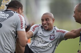 Roberto Carlos fazendo alongamento com Ronaldo durante o treino de hoje a tarde no CT Joaquim Grava, no Parque Ecolgico do Tiete. O prximo jogo da equipe ser domingo, dia 23/01, contra o Noroeste/Bauru, vlida pela 3 rodada do Campeonato Paulista de 2011