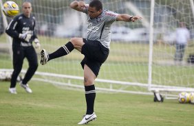 Ronaldo durante o treino de hoje a tarde no CT Joaquim Grava, no Parque Ecolgico do Tiete. O prximo jogo da equipe ser domingo, dia 23/01, contra o Noroeste/Bauru, vlida pela 3 rodada do Campeonato Paulista de 2011