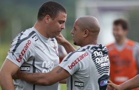 Ronaldo e Roberto Carlos durante o treino de hoje a tarde no CT Joaquim Grava, no Parque Ecolgico do Tiete. O prximo jogo da equipe ser domingo, dia 23/01, contra o Noroeste/Bauru, vlida pela 3 rodada do Campeonato Paulista de 2011