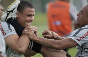 Ronaldo fazendo alongamento com Roberto Carlos durante o treino de hoje a tarde no CT Joaquim Grava, no Parque Ecolgico do Tiete. O prximo jogo da equipe ser domingo, dia 23/01, contra o Noroeste/Bauru, vlida pela 3 rodada do Campeonato Paulista de 2011