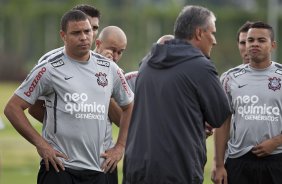 Ronaldo; Tite, de costas, e Dentinho durante o treino de hoje a tarde no CT Joaquim Grava, no Parque Ecolgico do Tiete. O prximo jogo da equipe ser domingo, dia 23/01, contra o Noroeste/Bauru, vlida pela 3 rodada do Campeonato Paulista de 2011