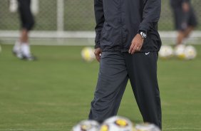 Tite durante o treino de hoje a tarde no CT Joaquim Grava, no Parque Ecolgico do Tiete. O prximo jogo da equipe ser domingo, dia 23/01, contra o Noroeste/Bauru, vlida pela 3 rodada do Campeonato Paulista de 2011