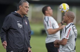 Tite e Roberto Carlos durante o treino de hoje a tarde no CT Joaquim Grava, no Parque Ecolgico do Tiete. O prximo jogo da equipe ser domingo, dia 23/01, contra o Noroeste/Bauru, vlida pela 3 rodada do Campeonato Paulista de 2011