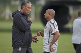 Tite e Roberto Carlos durante o treino de hoje a tarde no CT Joaquim Grava, no Parque Ecolgico do Tiete. O prximo jogo da equipe ser domingo, dia 23/01, contra o Noroeste/Bauru, vlida pela 3 rodada do Campeonato Paulista de 2011