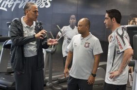 Tite; o preparador fsico Eduardo Silva e Chico durante o treino de hoje a tarde no CT Joaquim Grava, no Parque Ecolgico do Tiete. O prximo jogo da equipe ser domingo, dia 23/01, contra o Noroeste/Bauru, vlida pela 3 rodada do Campeonato Paulista de 2011