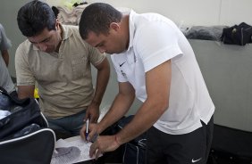 O supervisor Saulo Magalhaes entrega a sumula para o capitao Ronaldo assinar nos vestirios antes da partida entre Corinthians x Noroeste/Bauru, vlida pela 3 rodada do Campeonato Paulista de 2011, realizada esta tarde no estdio do Pacaembu