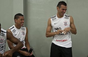 Ralf e Leandro Castn nos vestirios antes da partida entre Corinthians x Noroeste/Bauru, vlida pela 3 rodada do Campeonato Paulista de 2011, realizada esta tarde no estdio do Pacaembu