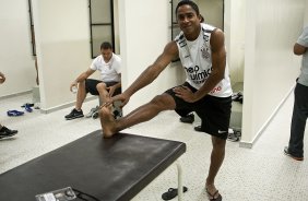 Ronaldo, ao fundo, e Jorge Henrique nos vestirios antes da partida entre Corinthians x Noroeste/Bauru, vlida pela 3 rodada do Campeonato Paulista de 2011, realizada esta tarde no estdio do Pacaembu
