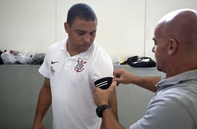 Ronaldo experimenta a faixa de capitao nos vestirios antes da partida entre Corinthians x Noroeste/Bauru, vlida pela 3 rodada do Campeonato Paulista de 2011, realizada esta tarde no estdio do Pacaembu
