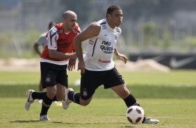 Alessandro e Ronaldo durante o treino de hoje pela manh no CT Joaquim Grava, no Parque Ecolgico do Tiete. Este time que treinou hoje, e o time titular que se prepara para o jogo de volta pela Pr Libertadores 2011 contra o Tolima, da Colmbia, dia 02/02, na cidade de Ibague