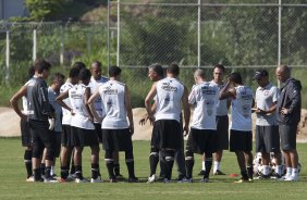 O tcnico Tite conversa com os jogadores durante o treino de hoje pela manh no CT Joaquim Grava, no Parque Ecolgico do Tiete. Este time que treinou hoje, e o time titular que se prepara para o jogo de volta pela Pr Libertadores 2011 contra o Tolima, da Colmbia, dia 02/02, na cidade de Ibague