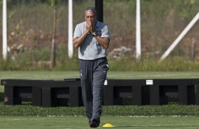O tcnico Tite passando protetor solar no rosto durante o treino de hoje pela manh no CT Joaquim Grava, no Parque Ecolgico do Tiete. Este time que treinou hoje, e o time titular que se prepara para o jogo de volta pela Pr Libertadores 2011 contra o Tolima, da Colmbia, dia 02/02, na cidade de Ibague