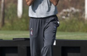 O tcnico Tite passando protetor solar no rosto durante o treino de hoje pela manh no CT Joaquim Grava, no Parque Ecolgico do Tiete. Este time que treinou hoje, e o time titular que se prepara para o jogo de volta pela Pr Libertadores 2011 contra o Tolima, da Colmbia, dia 02/02, na cidade de Ibague