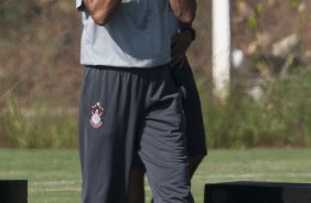 O tcnico Tite passando protetor solar no rosto durante o treino de hoje pela manh no CT Joaquim Grava, no Parque Ecolgico do Tiete. Este time que treinou hoje, e o time titular que se prepara para o jogo de volta pela Pr Libertadores 2011 contra o Tolima, da Colmbia, dia 02/02, na cidade de Ibague