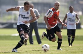 Ronaldo e Alessandro durante o treino de hoje pela manh no CT Joaquim Grava, no Parque Ecolgico do Tiete. Este time que treinou hoje, e o time titular que se prepara para o jogo de volta pela Pr Libertadores 2011 contra o Tolima, da Colmbia, dia 02/02, na cidade de Ibague